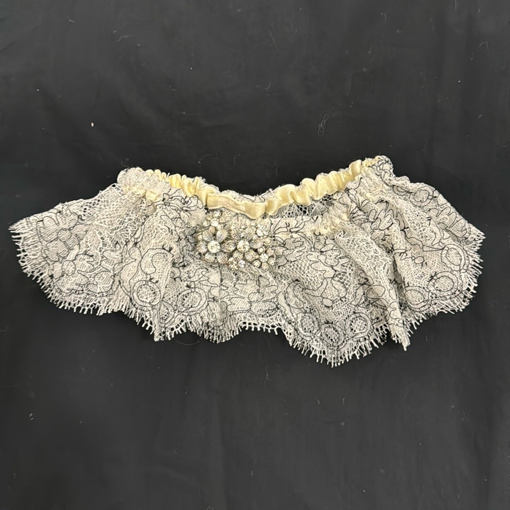 Bridal lace garter with detachable floral brooch
